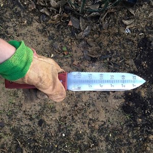 A photo of a hori hori gardening tool